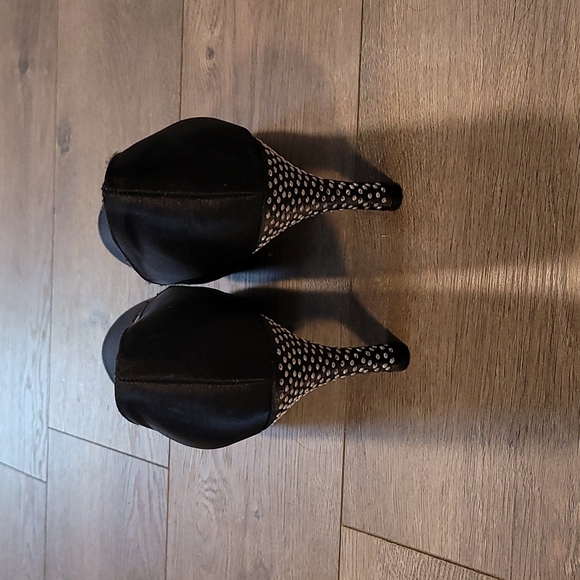 Shoes - Picture 2 of 7